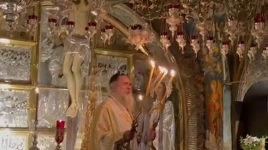 فيديو .. امام هيكل الجلجثة بكنيسة القيامة .. مطران القدس يترأس القداس الالهي 