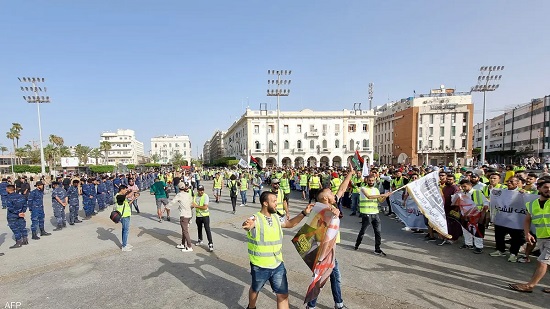 ليبيون يتظاهرون في العاصمة طرابلس، الجمعة.
