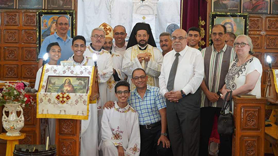 الأنبا باخوم يحتفل بقداس عيد الرسل بكنيسة القديسة تريزا بالمحلة الكبرى 