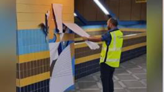 شاهد| بدء إزالة جداريات محطة مترو كلية البنات بعد اتهامات بسرقتها