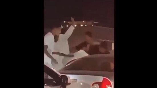 فيديو .. سعوديون يعتدون بوحشية على 