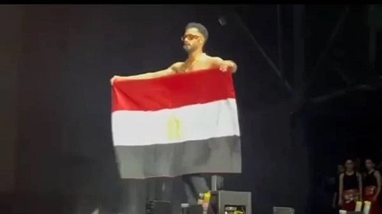 محمد رمضان يرفع علم مصر بحفله فى تركيا والجمهور يتفاعل معه