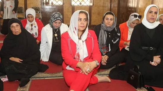 صورة الدكتورة منال عوض وهى تستمع إلى خطبة الجمعة من مصلى السيدات في مسجد البحر