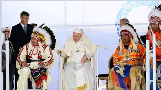 البابا فرنسيس راعى السلام يصلى مع الهنود الحمر بكندا ويطلب المغفرة لما وقع بهم ولاطفالهم بالمدارس الداخلية 