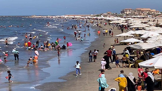 شاطىء بورسعيد يشهد اقبالًا كبيرًا من المواطنين من كل المحافظات بالتزامن مع الارتفاع الكبير في درجات الحرارة