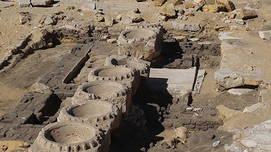  الكشف عن بقايا مبني ربما لأحد معابد الشمس الأربعة المفقودة من الأسرة الخامسة بأبوصير
