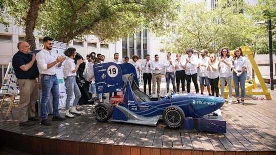 اسرائيل : ابتكرنا اول سيارة سباق فورمولا كهربائية ومستقلة وتعد الاقل وزنا .. شارك في تصميمها عرب 
