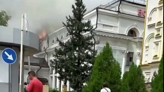 اندلاع حريق وتصاعد الدخان إثر قصف أوكراني على محطة قطارات بدونيتسك