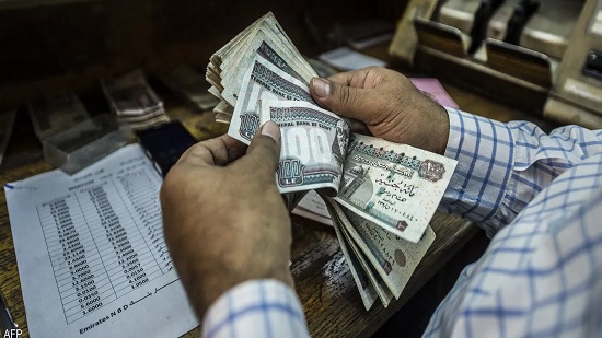 لهذه الأسباب.. الجنيه المصري يواصل التراجع أمام الدولار