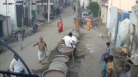 وفاة هندي سقط في وعاء ممتلئ بالماء المغلي (فيديو)