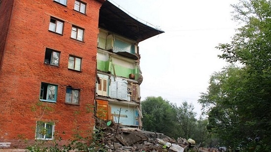 انهيار جزئي لمبنى سكني في شرق روسيا وكاميرا ترصد لحظة الانهيار (فيديو)