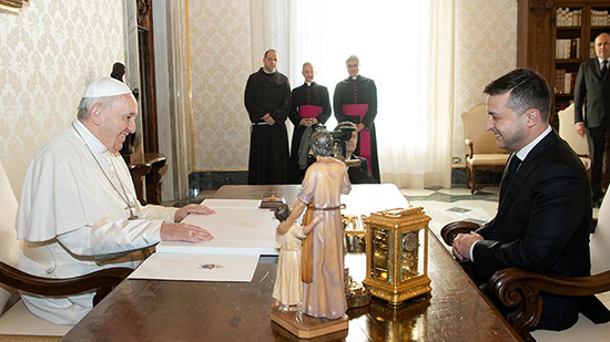 مكالمة هاتفية بين البابا فرنسيس والرئيس الأوكراني فولوديمير زيلينسكي