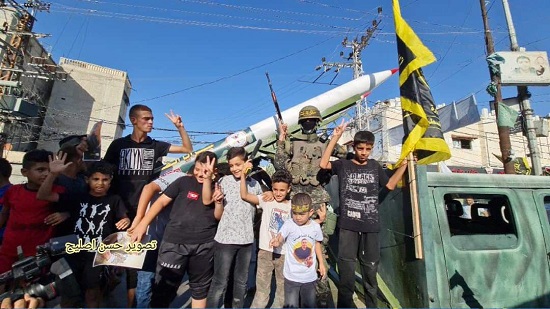 اسرائيل : تنظيم الجهاد الاسلامي اجبر أطفال وسكان غزة على أخذ الصور مع صواريخه التي قتلت الكثير منهم 