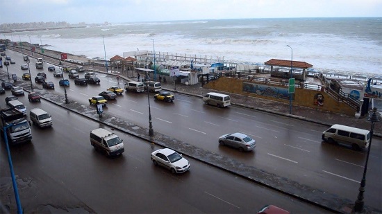  الأسكندرية تواجه غضب أمواج البحر