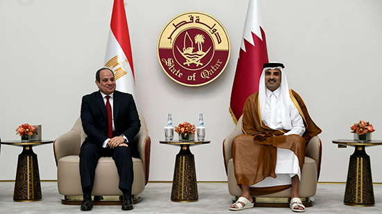 أمير قطر يستقبل الرئيس السيسى بمطار حمد الدولى فى الدوحة