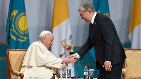 البابا فرنسيس يصل لاسيا للمشاركة فى المؤتمر السابع لقادة الاديان العالمية والتقليدية