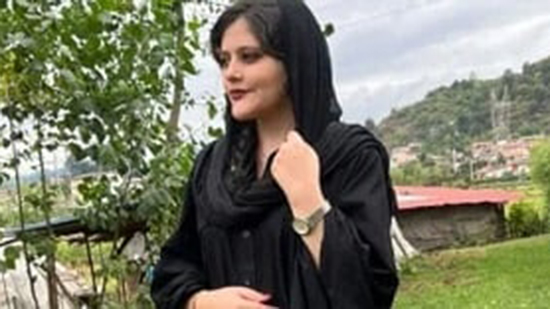غضب كبير بإيران بعد وفاة شابة بسبب عدم الارتداء الجيد للحجاب واتهام بتعذيبها بقسم الشرطة