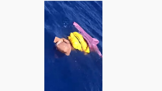 فيديو .. سوري يلقي ابنه في البحر بعد وفاته عطشا وجوعا من قارب هجرة غير شرعية متجها نحو ايطاليا 