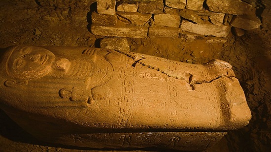 الكشف عن تابوت من الجرانيت الوردي في منطقة آثار سقارة لأحد كبار رجال الدولة في عهد الملك رمسيس الثاني