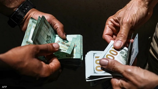 مع إغلاق المصارف.. هبوط جديد لليرة اللبنانية أمام الدولار