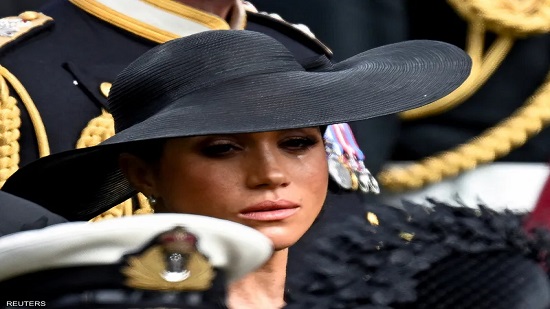 بالصور.. ميغان ماركل تذرف الدموع في جنازة الملكة إليزابيث