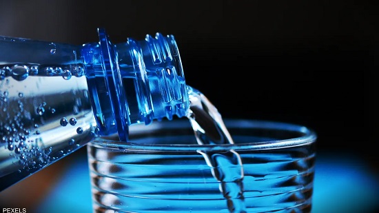 شرب الماء يحقق مكاسب كبيرة للجسم.