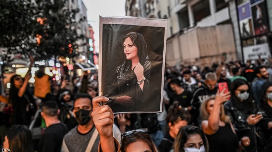 أثارت وفاة أميني غضبا بإيران وخارجها كهذه المسيرة في إسطنبول