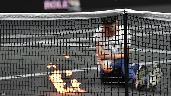 بالفيديو.. شاب يضرم النار في نفسه خلال مباراة تنس كبرى