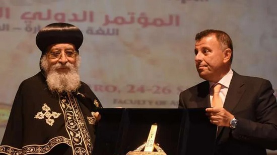 رئيس جامعة عين شمس يكرم البابا تواضروس 