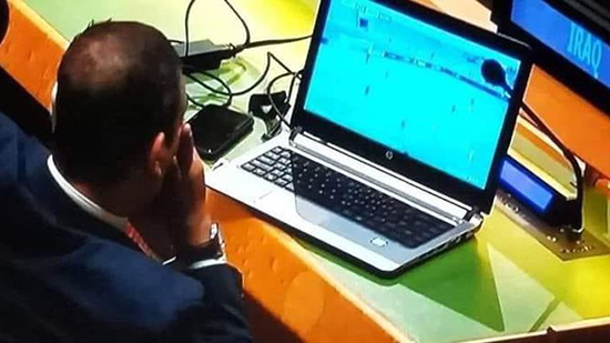 دبلوماسي عراقي يشاهد مباراة كرة قدم في الجمعية العامة للأمم المتحدة