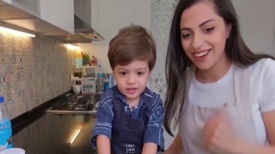 طفل لبناني يبهر متابعيه على المنصات بطبخه