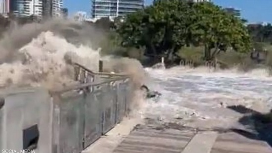 فيديو لموجات سريعة تباغت أميركيين في ميامي