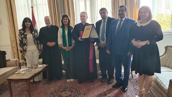 تكريم السفير البابوي بمصر لدعمه مسار العائلة المقدسة