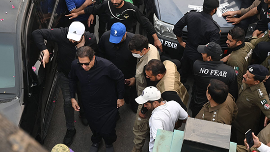  رئيس وزراء باكستان السابق يتعرض لمحاولة اغتيال