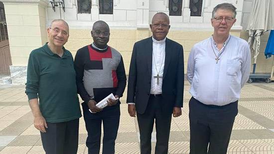 رئيس أساقفة كينشاسا يزور كنيسة الروم الكاثوليك بمصر الجديدة