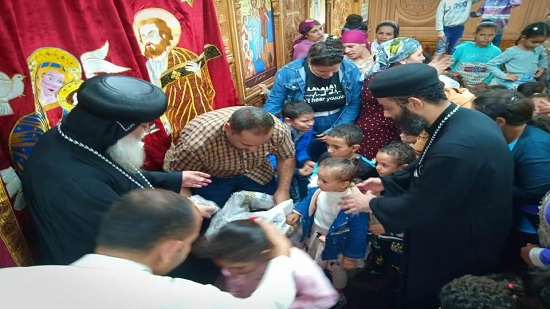  الأنبا مكاريوس يترأس معمودية ١١ طفل وتدشين أواني مذبح بقرية ريده بالمنيا