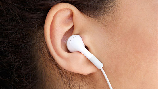 دراسة: أكثر من مليار شاب معرضون لفقدان السمع بسبب الاستماع للموسيقى بصوت عال