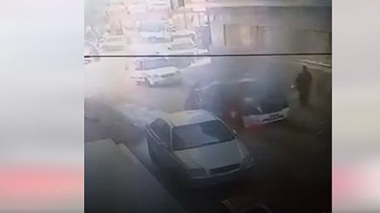 فيديو .. اندلاع حريق بسيارة أجرة فجأة وتفحمها في المنيا 