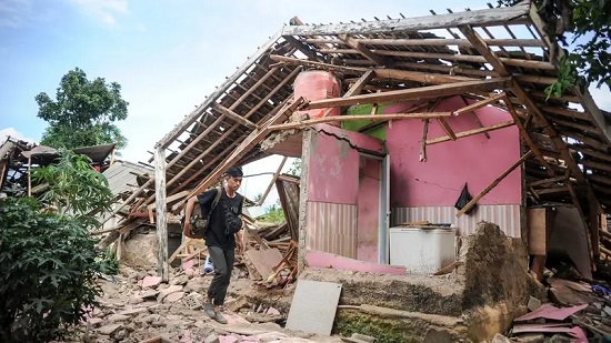 ارتفاع قتلى زلزال إندونيسيا إلى 252 بينهم أطفال انهارت مدارسهم