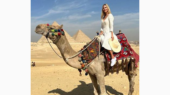 إيفانكا ترامب وأسرتها أمام الأهرامات: استكشف جمال مصر مع عائلتي