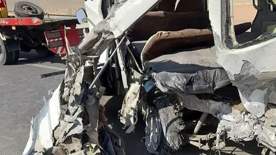 اصابة 12 شخص في حادث تصادم على الطريق الصحراوي بقنا 
