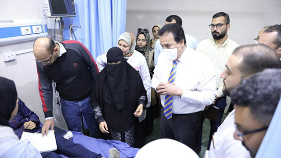 وزير الصحة وفريق التمريض بمستشفى قويسنا