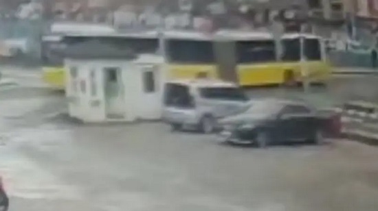 شاهد.. اصطدام حافلة بالمترو في اسطنبول وإصابة العشرات