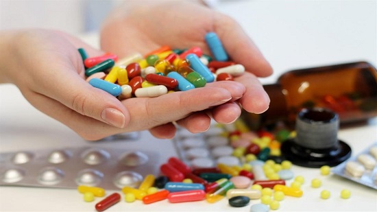 أستاذ الصحة العامة تحذر من تناول الأدوية منتهية الصلاحية: «تدمر الكلى»