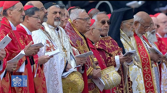 بطريرك الأقباط الكاثوليك يشارك في جنازة قداسة البابا بندكتوس