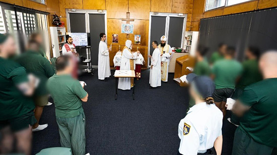 القمص تادرس الباخومى يقيم أول قداس قبطى داخل إصلاحية للمساجين بأستراليا