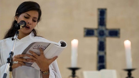  الكنيسة اللوثرية تحتفل برسامة أول امرأة قسيسة
