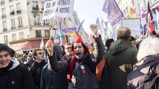 متظاهر فرنسي إسباني فقد ذكورته يقدم شكوى ضد الشرطة