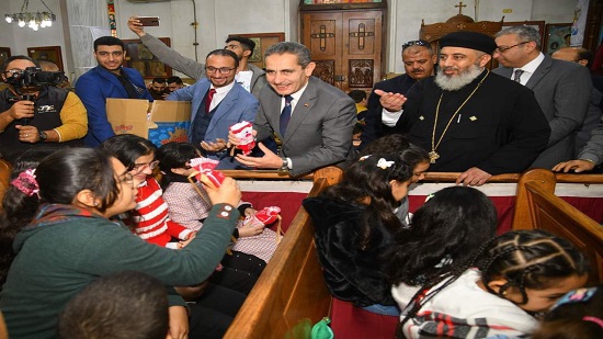  محافظ الغربية يهنىء الاخوة الاقباط بعيد الميلاد و يوزع الهدايا على الأطفال داخل كنيسة العذراء بسمنود