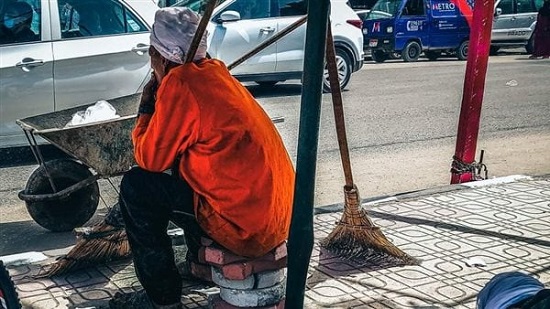 6 عمال نظافة براتب 1000 جنيه.. إعلان عن وظائف لمحلية دشنا بقنا يثير سخرية مستخدمي فيسبوك: كدة تبذير